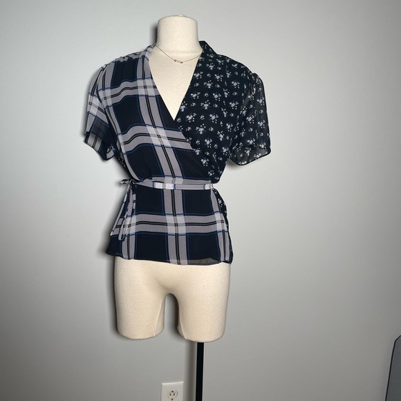 Vince Camuto Blue & White Mixed Print Wrap Blouse – Medium (NWOT) - Picture 2 of 7